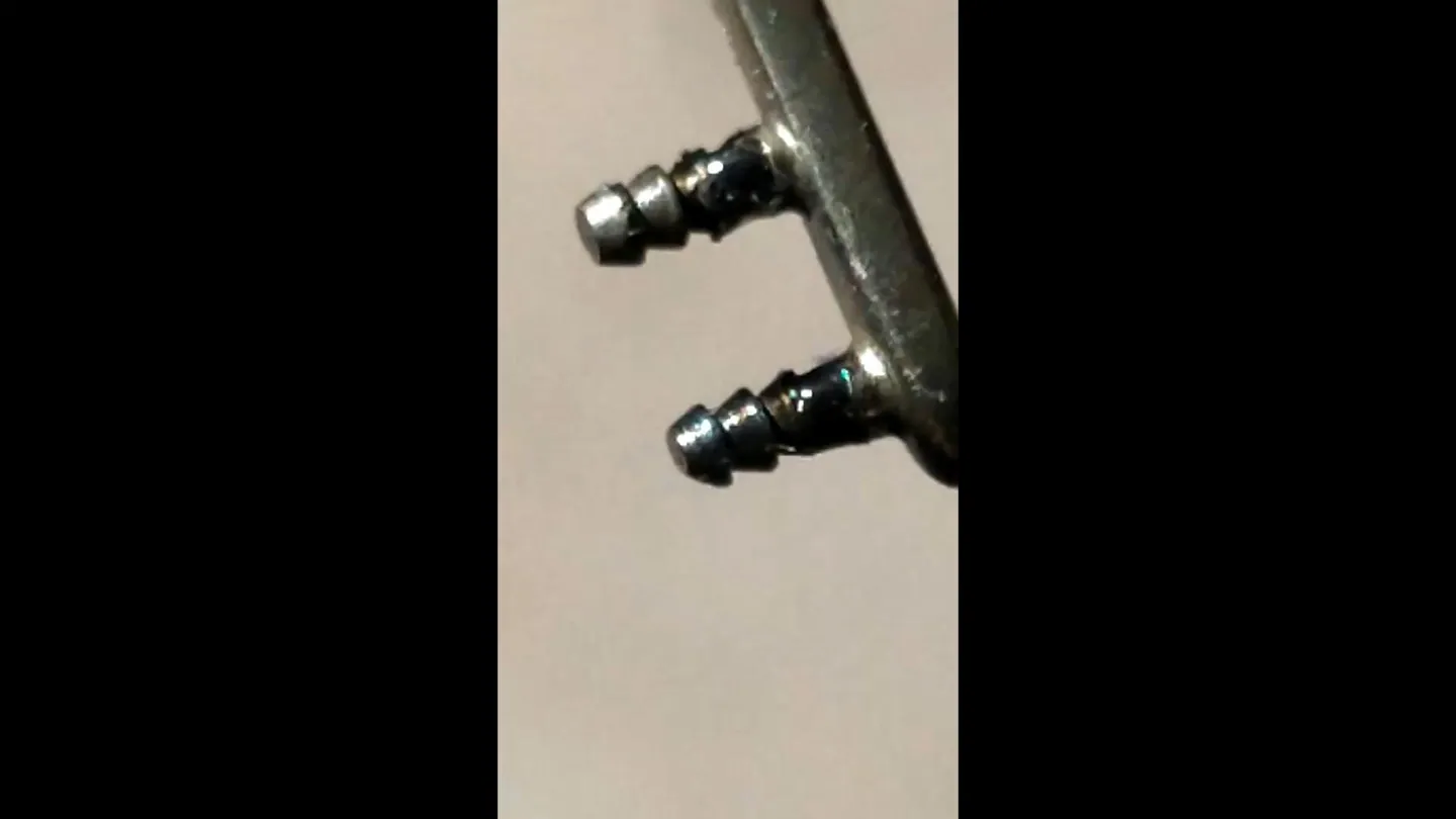 Dettaglio della saldatura di perni in titanio, dal laboratorio Punto Centro